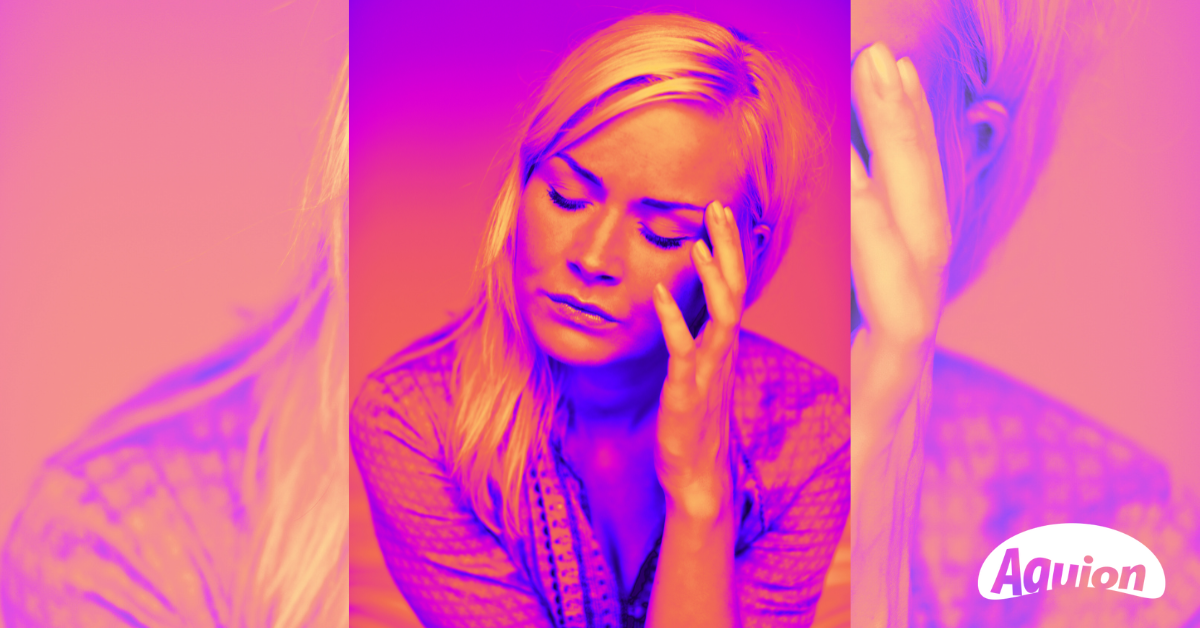 Frau mit Kopfschmerzen Thema Studie Wasserstoffwasser Long-Covid Hoffnung