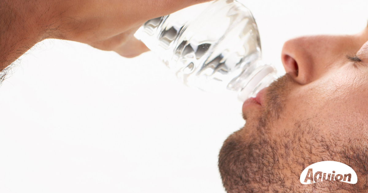 Mann trinkt aus Wasserflasche. WasserstoffWasser Aquion