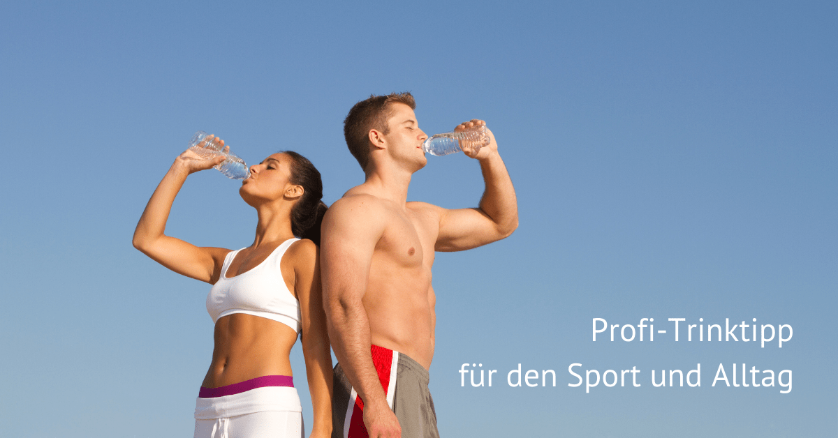 Eine Frau und ein Mann in Sportkleidung stehen Rücken and Rücken und trinken jeweils aus einer Flasche Wasser