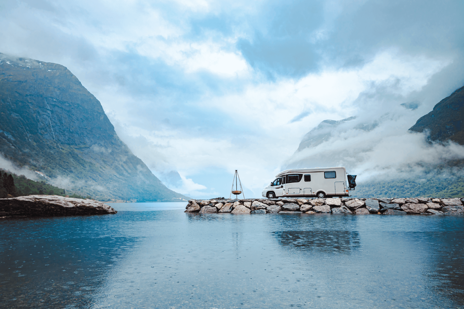 Wohnmobil in Bergsee Kulisse