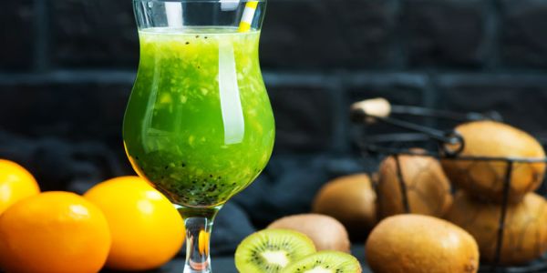 Glas mit Smoothie, Kiwi und Zitronen