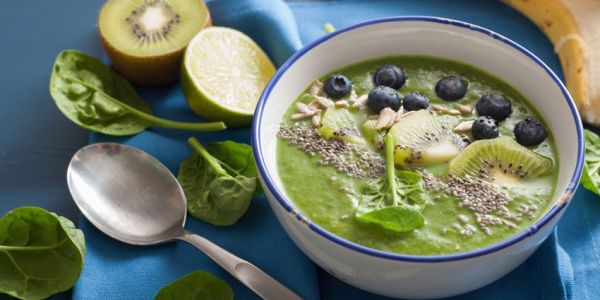 Müslischale mit Kiwi und Blaubeeren