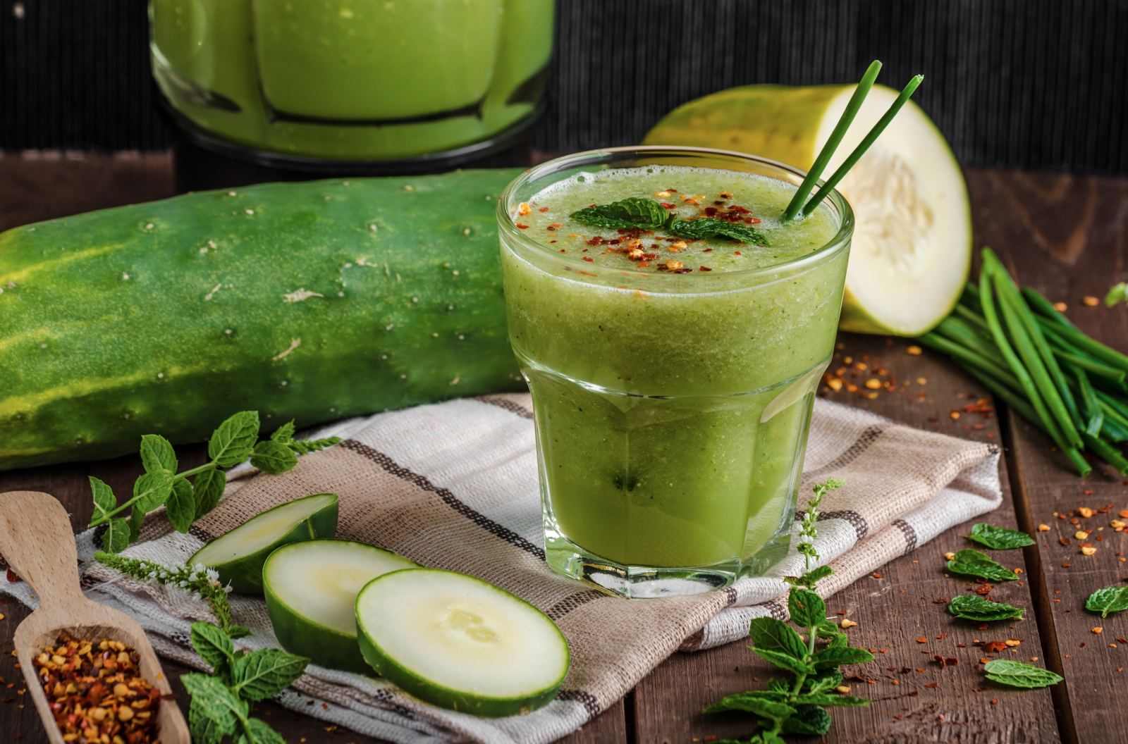 Glas mit Smoothie und Gurke