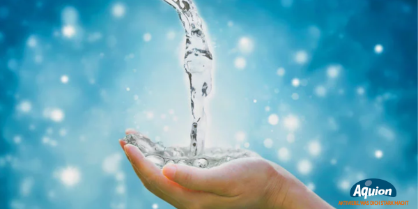 In frisches Wasser taucht eine Hand ein. Wie molekularer Wasserstoff H2 das Wasser zum Trinken bereichert und veredelt, ist der Titel des Aquion Beitrages zum Thema Wasserwissen