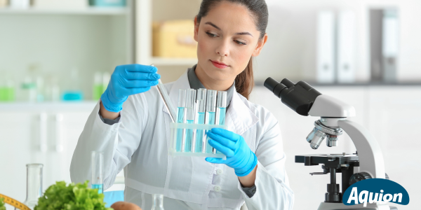 Frau im Labor nimmt Trinkwasserproben zum Thema Ewigkeits-Chemikalien